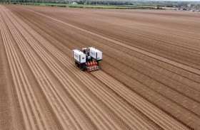 ‏« روبوت » عملاق يحرث الأرض ويزرع البذور ويحصد المحاصيل 