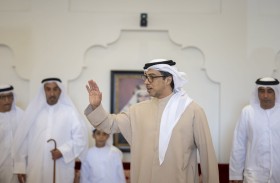 منصور بن زايد يعزي في وفاة محمد الحميري خلال زيارته مجلس العزاء في العين