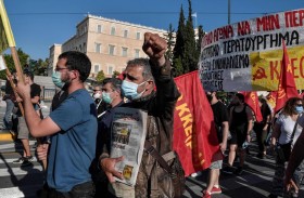 البرلمان اليوناني يقر إصلاحات عمالية وسط احتجاجات وإضراب 