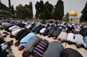 الفلسطينيون يتوافدون على القدس للصلاة بالمسجد الأقصى 