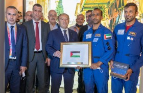 رائدا الفضاء الإماراتيان يقدمان تذكارات من مهمة طموح زايد لعدد من الدول في إكسبو 2020 دبي