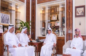 حاكم عجمان يطلع على خطط ومشاريع وزارة التغير المناخي والبيئة