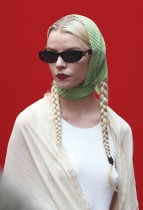 الممثلة أنيا تايلور جوي خلال حضورها سباق الجائزة الكبرى الفورمولا واحد F1 في المجر.   رويترز