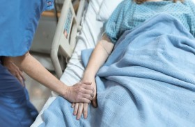 امرأة تعاني من المرض الخبيث تكشف 3 علامات تحذيرية