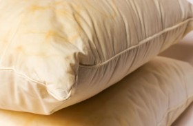 ما علاقة اصفرار وسادتك بصحتك؟