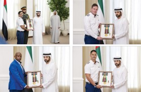 رئيس الدولة يمنح طاقم طائرة «فلاي دبي» وسام زايد الثاني..وحمدان بن محمد بن راشد يقلد الأوسمة