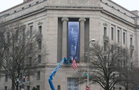 تثبيت صورة ترامب على مقر وزارة العدل الأمريكية 