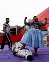 سيلفانا لا بوديروسا ، مصارعة كوليتا ، تتفاعل بعد فوزها في أول منافسة عقب عودتها إلى الحلبة بعد قيود فيروس كورونا ، في ضواحي إل ألتو في لاباز ،بوليفيا.  رويترز