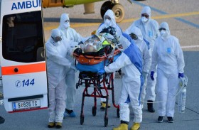 العالم يعيد تشديد قيود كورونا مع ارتفاع الإصابات