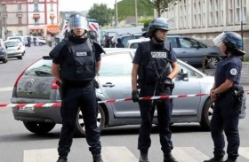 تلميذ يطعن معلمة