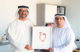 جمال السويدي يهدي «الفجيرة الثقافية» 5 لوحات فنية