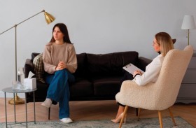 تعرّفي إلى الفرق بين التحدّث إلى معالج نفسي أو صديق