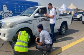 دورية السعادة تعزز وعي السائقين بسلامة إطارات المركبات