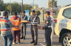 شرطة أبوظبي توزع وجبات إفطار صائم في مدينة العين