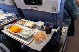 سبب تناول الطيارين وجبات مختلفة على متن الرحلة نفسها