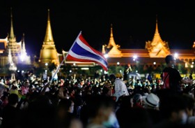 متظاهرون في تايلاند يتحدون الملكية مع تصاعد الاحتجاجات 