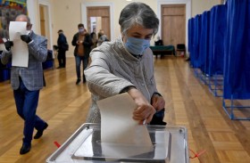 أوكرانيا بين «صناديق الاقتراع والمدافع».. زيلينسكي يطرح انتخابات مشروطة