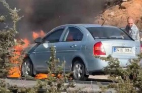 لهيب على الطريق.. سائق يصارع النيران وحيدا 