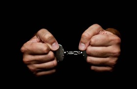 شاب يخطف سيدتين ويعذبهما بمادة حارقة