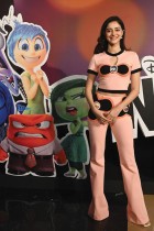 ممثلة بوليوود أنانيا باندي لدى حضورها إطلاق فيلم ديزني وبيكسار  Inside Out 2  في مومباي. (ا ف ب)