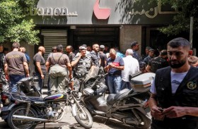 لبناني يحتجز رهائن في أحد المصارف ويهدد بإحراق الجميع