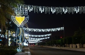 بلدية مدينة أبوظبي تزيّن كورنيش أبوظبي وبعض الجسور بمئات المجسمات المضيئة احتفاءً بالعام الهجري الجديد