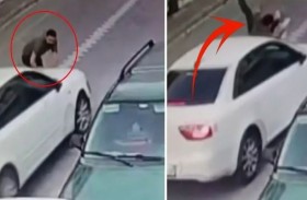 يلقي نفسه أمام سيارة لإنقاذ ابنه 