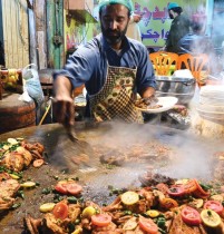 بائع يبيع الطعام لوجبة السحور  في شارع كارتاربورا للطعام في روالبندي. (ا ف ب)