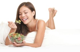 تناول عشاء خفيفا واترك هاتفك المحمول.. هل تعرف ما هي شروط النوم الجيد؟