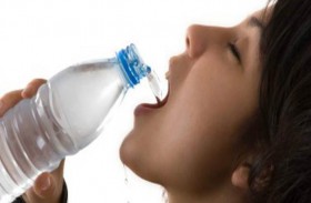 هل شرب الماء البارد ضار؟.. الأطباء يجيبون
