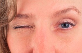 طبيبة أعصاب تحذر من خطر خفي وراء ارتعاش الجفن