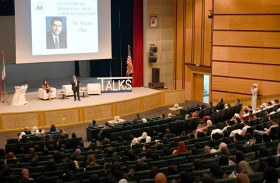 جامعة الشارقة تستضيف القنصل العام للولايات المتحدة الأمريكية لتثقيف طلبة العلاقات الدولية 