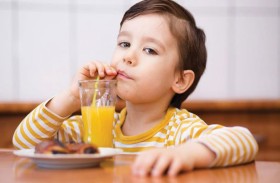 مخاوف من تناول الطفل عصير الفاكهة يومياً