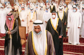 سيف بن زايد ونهيان بن مبارك يؤديان صلاة الجنازة على جثمان الشيخ صباح الأحمد