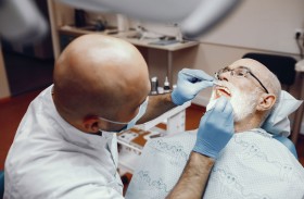 اجتماعية الشارقة تعزز خدماتها لعلاج الأسنان لطريحي الفراش من كبار المواطنين بالإمارة