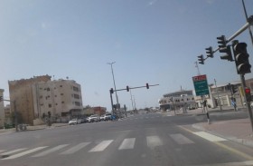 سائقون يتوقفون وسط الطريق لمساعدة الأشخاص للعبور 
