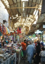 زبائن يتسوقون في سوق الشورجة وسط بغداد قبيل عطلة عيد الأضحى المبارك. ا ف ب