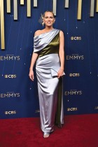 الممثلة الأمريكية إيرين فوستر لدى وصولها إلى حفل توزيع جوائز إيمي برايم تايم السابع والسبعين في مسرح بيكوك بمسرح إل إيه لايف في لوس أنجلوس. ا ف ب