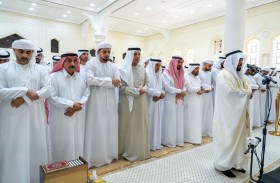 سعود بن صقر يؤدي صلاة الجنازة على جثمان الشيخة بخيته سيف الكتبي