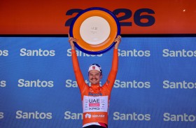 فاين يقود «الإمارات للدراجات» للفوز بلقب طواف سانتوس داون أندر 2026