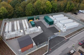 «مصدر» تبدأ تشغيل منشأة نظم بطاريات تخزين الطاقة في «ستوكبورت» بالمملكة المتحدة