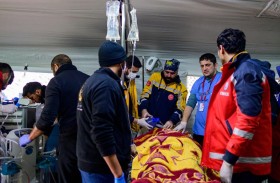  مسعفون يكافحون لإنقاذ ناجين من الزلزال في مستشفى ميداني 