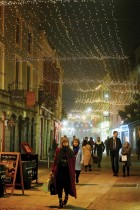 أضواء عيد الميلاد تزين أحد الشوارع بينما المتسوقون يسيرون في وسط المدينة في غالواي، إيرلندا. رويترز