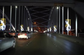 بلدية مدينة أبوظبي تزيّن شارع الكورنيش وجسر المقطع بمئات اللوحات المضيئة احتفاءً بالعام الهجري الجديد