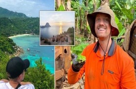 يترك عمله المكتبي ليسافر حول العالم