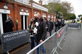 مصابون بكورونا شاركوا بتجمعات حاشدة في بريطانيا 