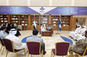 شرطة أبوظبي تنظم حلقة نقاشية حول كتاب «السعادة والإيجابية»