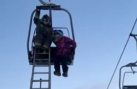 كابوس فوق السحاب.. 50 شخصاً معلقون 