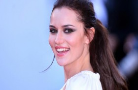 فهرية أفجان تلفت الأنظار بزفاف صديقاتها