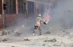 بلدة تتحول إلى ساحة «معركة هزلية»